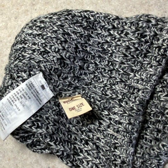 🌸🌸 Hollister Black and White Knit Pom-Pom Beanie - Picture 2 of 2